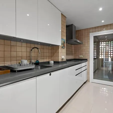 Apartment Stunning 3-bedroom In Alminar De - Rdr456 *